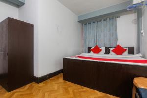 シロンにあるOYO 9097 Home Stay Labanのベッドルーム1室(赤い枕のベッド1台付)