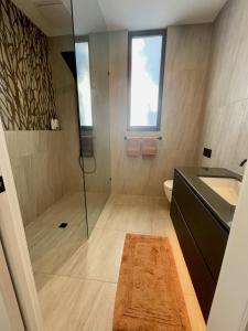 een badkamer met een glazen douche en een wastafel bij Tanderrum Guest Suite in Point Lonsdale