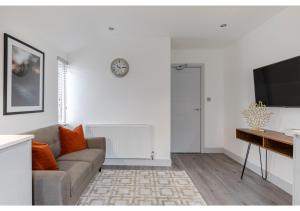 - un salon avec un canapé et une télévision dans l'établissement Cozy and Stylish 2 BR flat in Greater London, à Londres