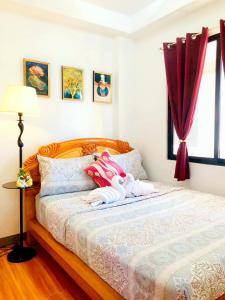 1 dormitorio con 1 cama con toallas en Retreat to a Stylish Flat w/ Balcony + Garden View en Liloan