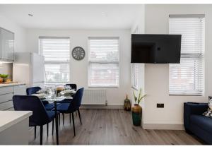 a kitchen and living room with a table and chairs at Simply Perfect 2BR 2BT Apartment in London