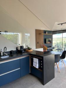 a kitchen with blue cabinets and a counter top at Casa em Monte das Gameleiras-RN in Monte das Gameleiras