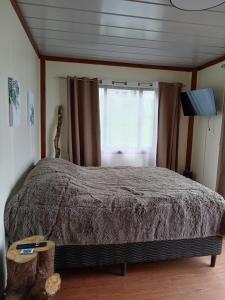Monte Santa Lucia : غرفة نوم بسرير كبير ونافذة