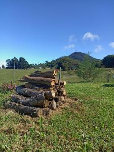een stapel houtblokken in een veld bij Monte Santa Lucia 