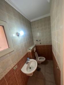 un baño con lavabo e inodoro en كمباوند الخليج, en El Cairo