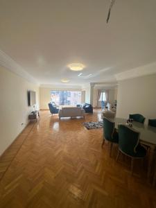 Una sala de estar con un sofá, una mesa y sillas. en كمباوند الخليج, en El Cairo