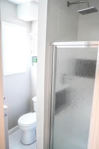 Un baño con inodoro y ducha de cristal. en Unique Studio in York, en York 6 fotos más