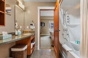 ein Badezimmer mit Dusche und Waschbecken in der Unterkunft Adventurer's Escape~ Mountain Luxury Resort in Canmore + 22 Fotos