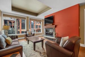 ein Wohnzimmer mit Couch und Kamin in der Unterkunft Adventurer's Escape~ Mountain Luxury Resort in Canmore