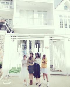 a group of women standing in front of a house at Da Lat Mom House in Ấp Kim Thạch