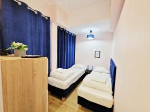 Habitación hospitalaria con 2 camas y mesa en Hostel Helvetia - PRIVATE ROOMS in CITY CENTER and OLD TOWN, en Varsovia