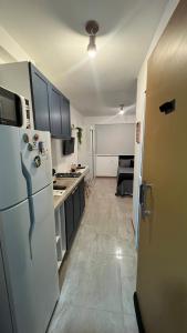 eine Küche mit einem weißen Kühlschrank im Zimmer in der Unterkunft Studio na Orla in Salvador