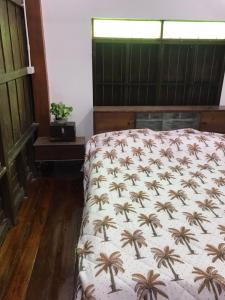 Thai- American Home with swimming pool tesisinde bir odada yatak veya yataklar