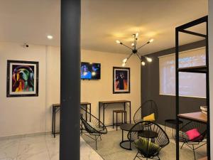 a room with chairs and a table and a table and chairsktop at Vidrio Suites Col Americana in Guadalajara