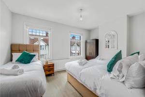 Ένα ή περισσότερα κρεβάτια σε δωμάτιο στο Lovely Home - Park Views & Ideal Transport Links