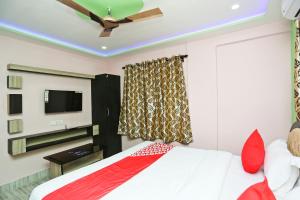 En eller flere senger på et rom på OYO 22566 Red Velvet Inn Near Chinar park,Airport