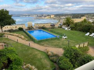 a large swimming pool with a view of the ocean at Algarrobo Punta Fraile Hermosa vista a la bahia de Algarrobo in Algarrobo