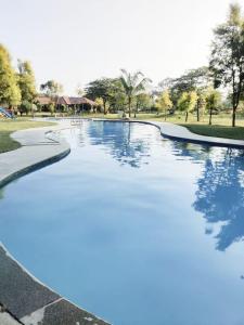 uma piscina com água azul num parque em Palaka Resorts & Water Sports 