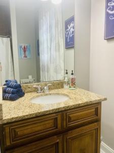 W łazience znajduje się umywalka i lustro. w obiekcie MidCity Charm w Nowym Orleanie