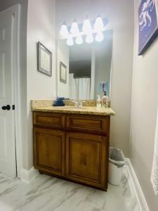 W łazience znajduje się umywalka i lustro. w obiekcie MidCity Charm w Nowym Orleanie