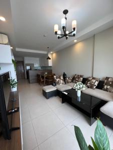un soggiorno con divano e tavolo di #GoldView, 80m2-2Bed2WC. View Bitexco.Full Furniture ad Ho Chi Minh