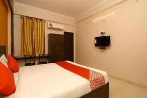 เตียงในห้องที่ Super OYO Nav Bharath Residency Near Koti Center