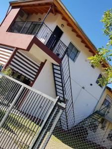 una casa con una escalera que conduce a un edificio en La Margarita, en Federación