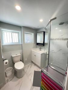 La salle de bains est pourvue d'une douche et de toilettes. dans l'établissement Arbutus violet room, à Vancouver
