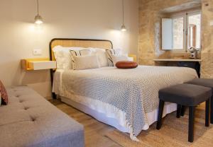 Un dormitorio con una cama grande y una silla. en Quinta do Caminho, AL, en Valença