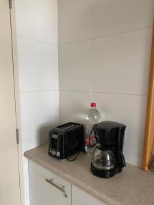 a kitchen counter with a coffee maker and a toaster at Algarrobo Punta Fraile Hermosa vista a la bahia de Algarrobo in Algarrobo