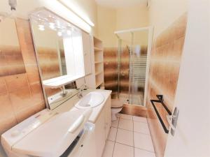 łazienka z umywalką, prysznicem i toaletą w obiekcie Appartement cosy 4 pers, proche plage et commerces, Capbreton - FR-1-239-887 w mieście Capbreton