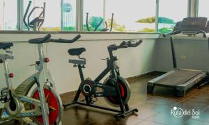 dos bicicletas estáticas y una cinta de correr en un gimnasio en HOTEL RUTA DEL SOL, en Barrancabermeja