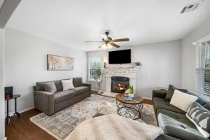 TV a/nebo společenská místnost v ubytování 4 Bdrm, 3ba,fire Pit, Grill, 1 Block To Tu