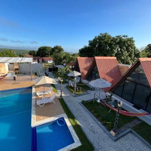 Villa Suíça, Chalé Mezanino في تيانغوا: اطلالة جوية على منتجع مع مسبح