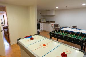 a room with a ping pong table in a kitchen at 309 Chambre de travailleur Parfaite in Trois-Rivières