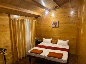 een slaapkamer met een bed in een houten kamer bij TREKKING TRAILS ECO STAY in Kalpatta