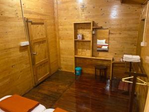 een kamer met een bureau in een houten hut bij TREKKING TRAILS ECO STAY in Kalpatta
