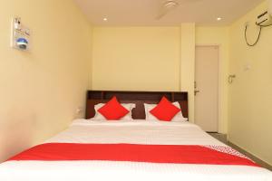 Un pat sau paturi într-o cameră la OYO APHA Hotel