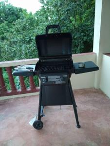 una parrilla sentada en una mesa frente a una ventana en Villa Milly Cabrera, 