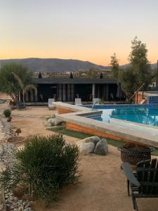 une maison avec une piscine dans le désert dans l'établissement Finca Cazosa, à Valle de Guadalupe