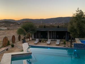 ein Swimmingpool vor einem Haus in der Unterkunft Finca Cazosa in Valle de Guadalupe