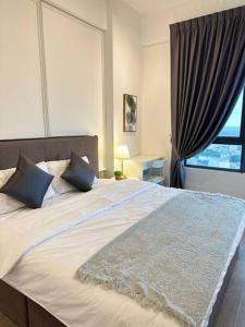 Ένα ή περισσότερα κρεβάτια σε δωμάτιο στο Troika Kota Bharu Penthouse Homestay 2 rooms L35