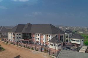 una vista aérea de un gran edificio con casas en Abada Luxury Hotel and Suites, en Onitsha
