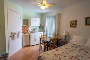 1 dormitorio con 1 cama y cocina con mesa en 311 Chambre Pratique et Confortable, en Trois-Rivières