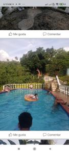 dos fotos de personas en una piscina en Finca Agua Viva en Viotá