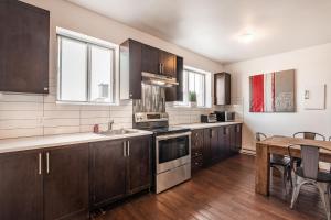 een keuken met houten kasten en een tafel met een eetkamer bij Appartement 3 chambres - 2234 in Montreal