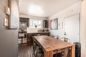 een keuken met een houten tafel en stoelen bij Appartement 3 chambres - 2234 in Montreal