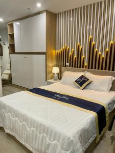 a bedroom with a large bed in a room at CONDOTEL 5 SAO THE SÓNG VŨNG TÀU Mr VƯƠNG in Vung Tau