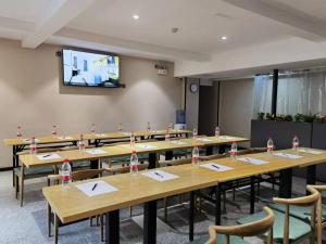 TV a/nebo společenská místnost v ubytování The Best Time Hotel Pazhou-Free shuttle bus for canton fair