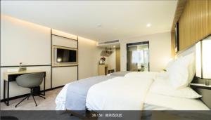 Postel nebo postele na pokoji v ubytování The Best Time Hotel Pazhou-Free shuttle bus for canton fair